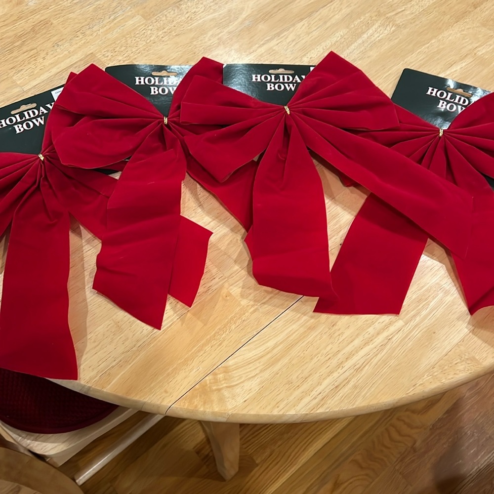 Red, holiday bow set. Four (4) total. NWT.